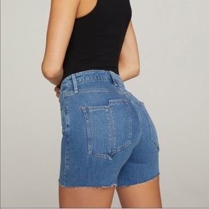 New Good American Bombshell Split Pockets Denim Shorts.